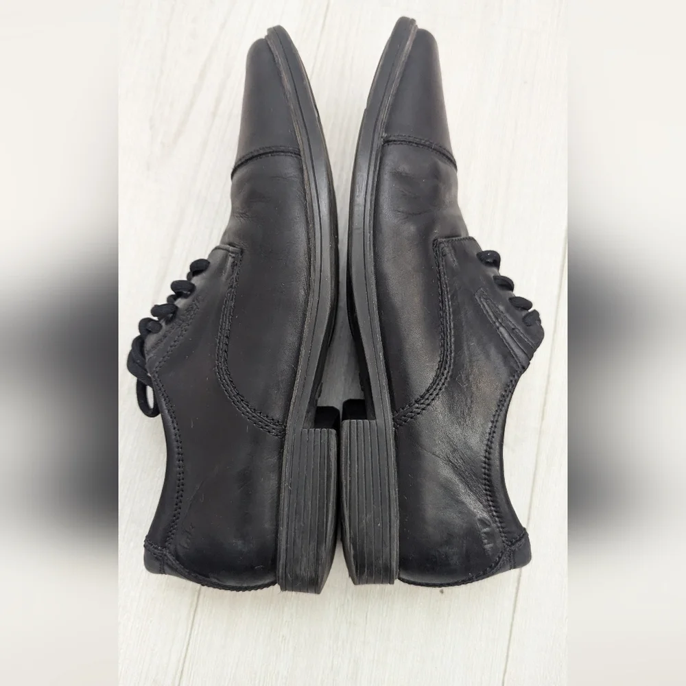 Clarks Man's Collection Cushion  Dress Shoe Size 8